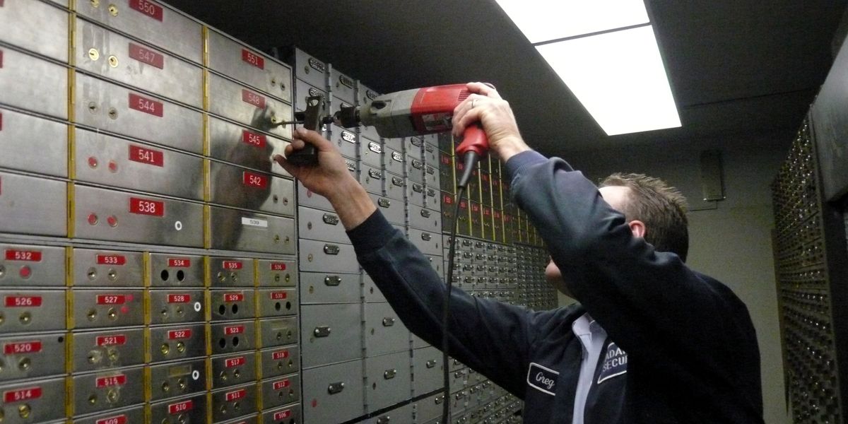 账户登录保护设置界面示意：密码与验证步骤检查
